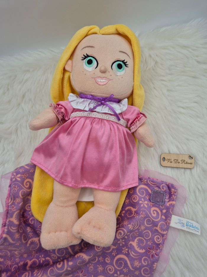 Peluche Doudou Pincesse Bébé Raiponce Disney Babies couverture rose violet - photo numéro 3
