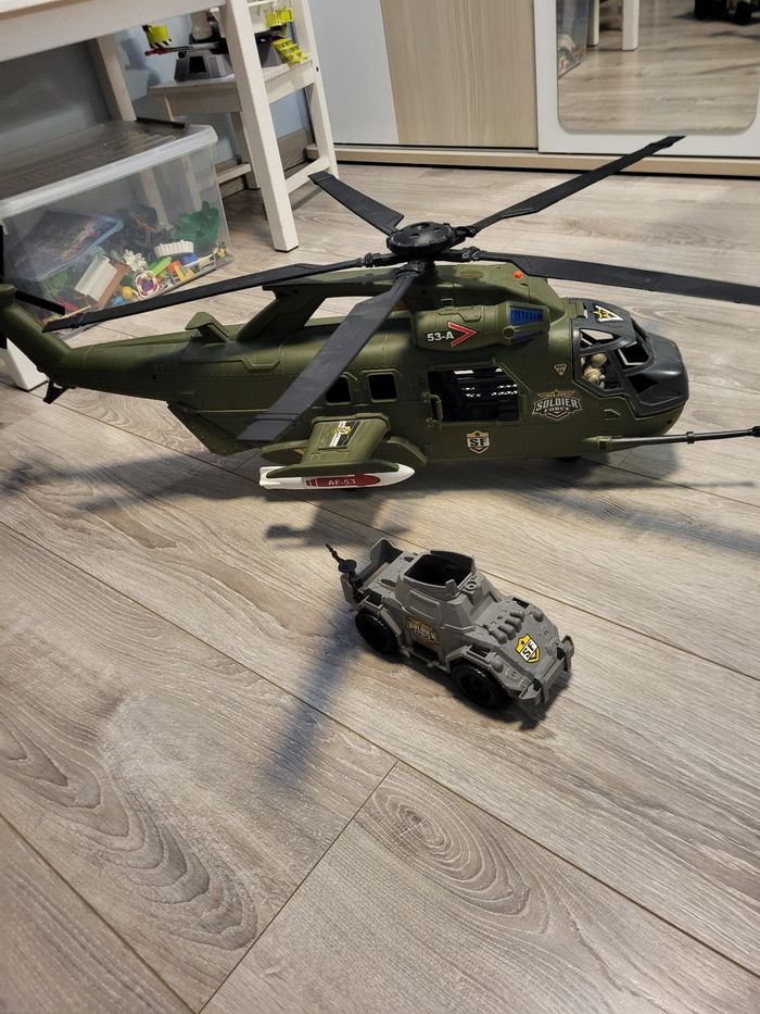 Hélicoptère avec voiture et militaires