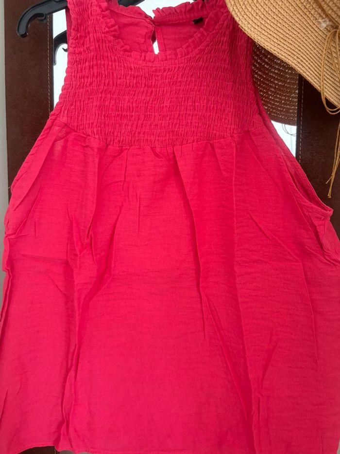 Joli top sans manches couleur framboise