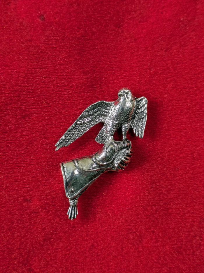 Pin's gant de Fauconnier et Faucon étain signé Brown