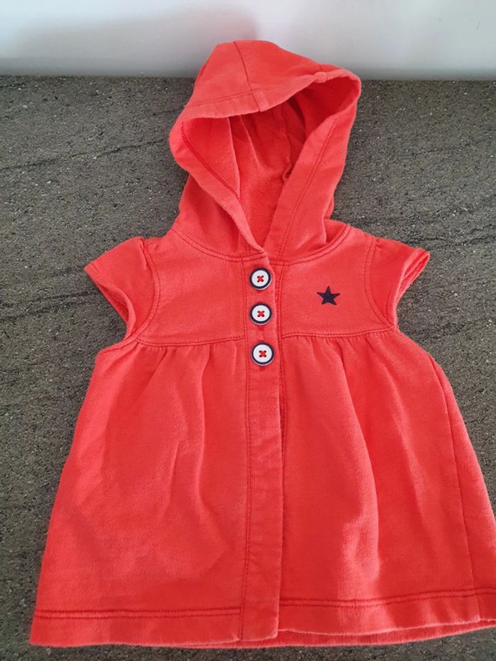 Gilet avec capuche .