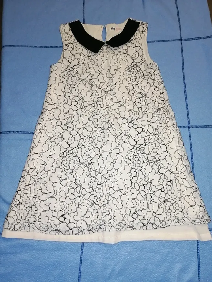Jolie robe effet dentelle