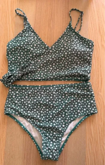 Maillot de bain vert à fleurs blanches
