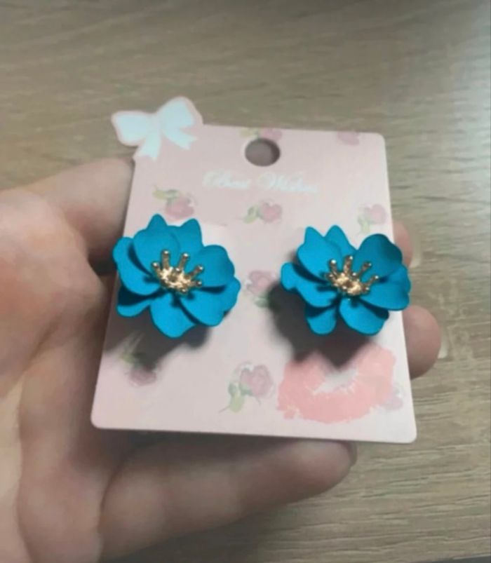 Boucles d’oreilles NEUVES avec étiquette pour femme en forme de fleurs couleur bleu - photo numéro 3