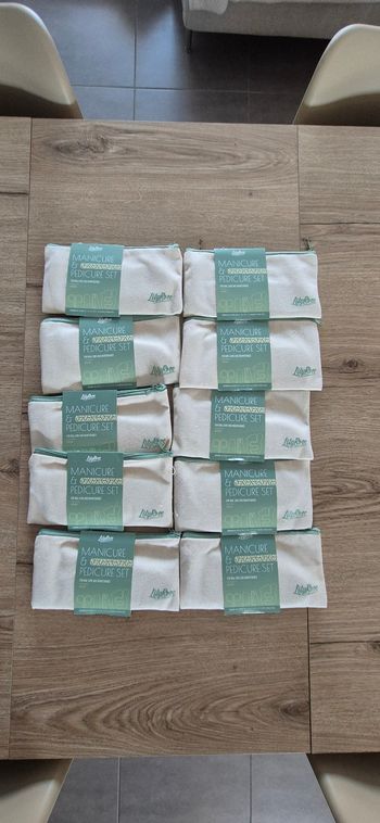 Lot x 10 trousses de manucures et pédicures Neuves