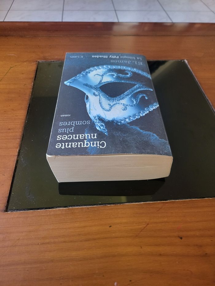 Livre 📖 cinquante nuances plus sombres - photo numéro 3