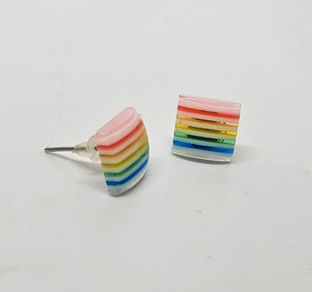 Paire de boucles d'oreilles.
Neuve.
Multicolore transparent