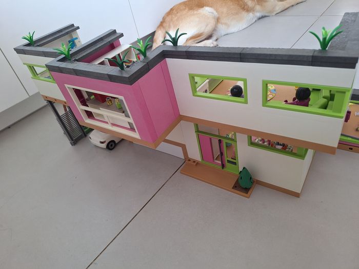 Maison moderne playmobil + extension, piscine, studio invités, voiture et nombreux accessoires et personnages - photo numéro 10