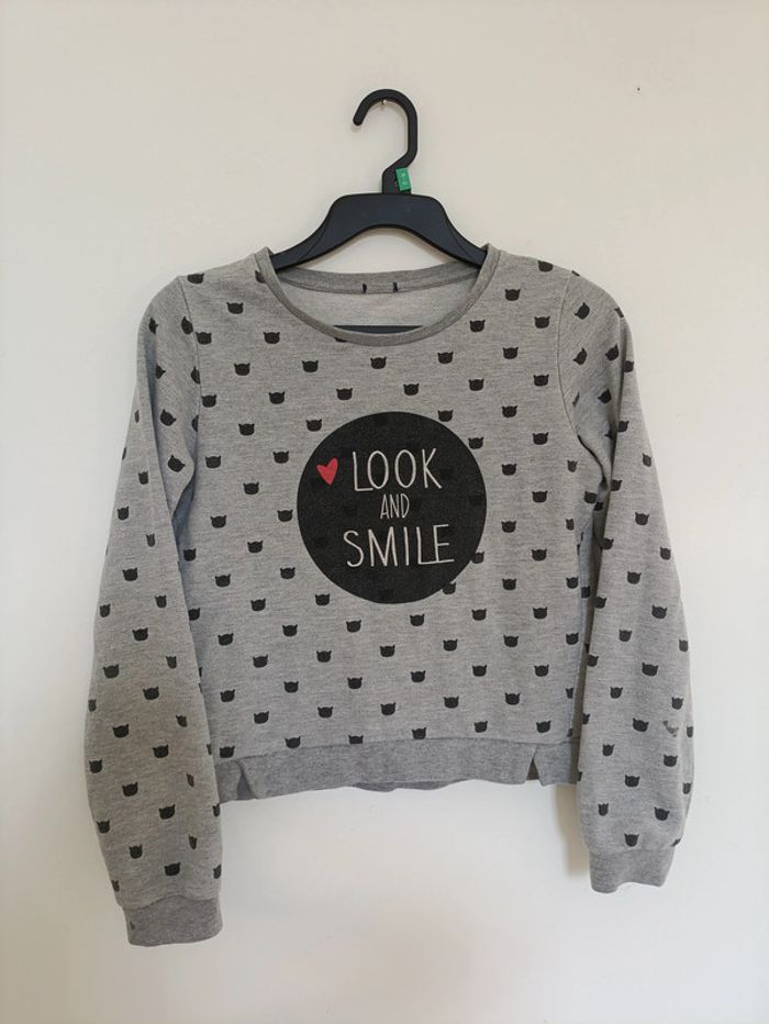 Sweat gris à motifs chats et message "Look and Smile"