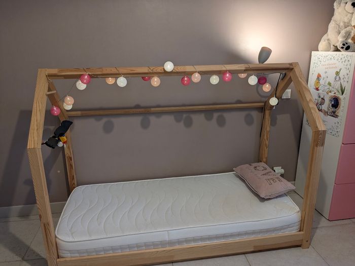 Lit cabane 70x160 avec matelas neuf sous plastique marque française. - photo numéro 3