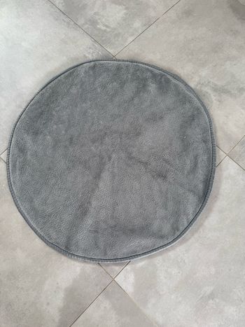 Tapis gris environ 78 cm de diamètre