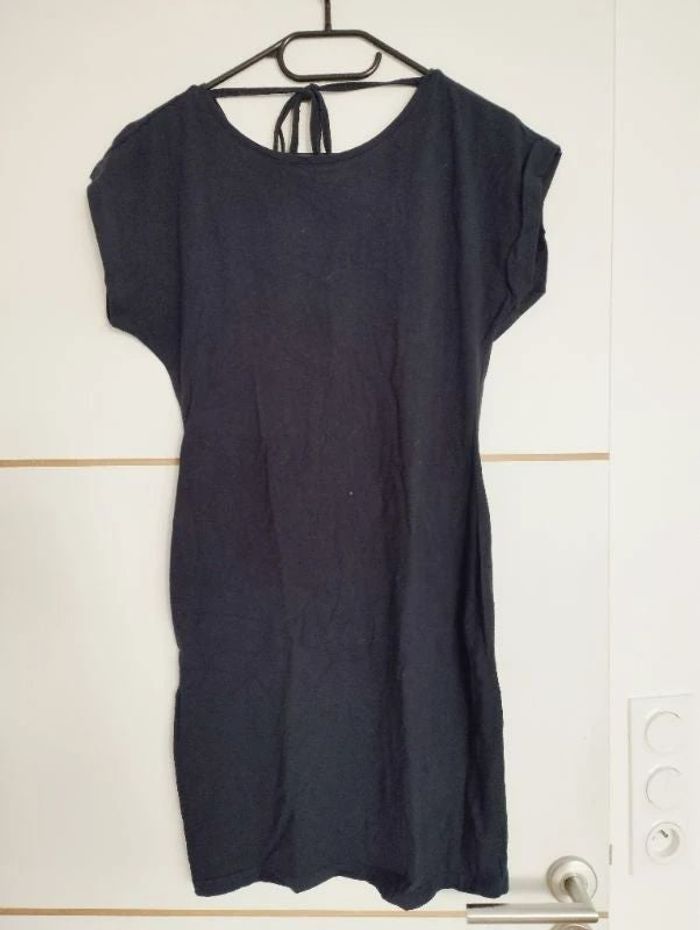 Robe grossesse avec nœud et décolleté V dans le dos