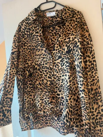 chemise léopard bershka satinée