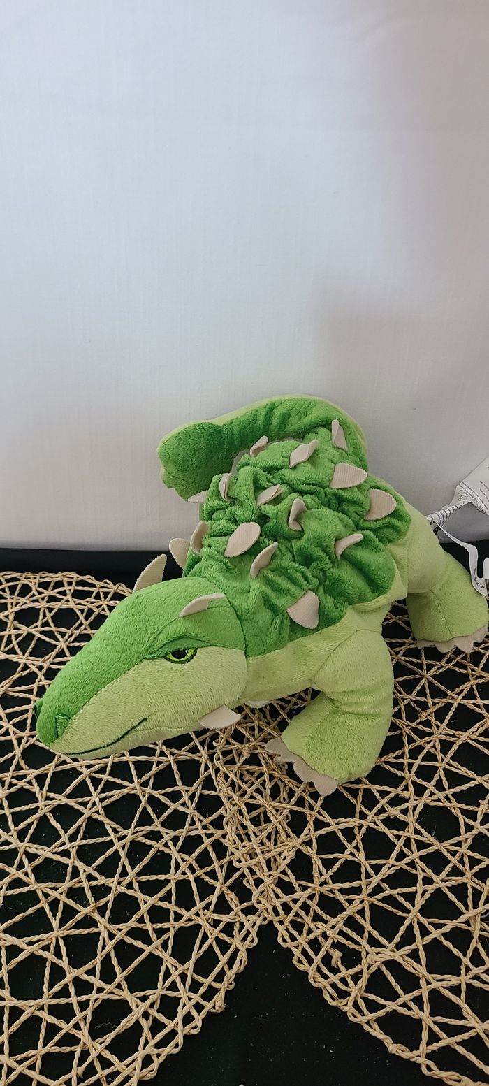 Peluche dinosaure IKEA JATTELIK Ankylosaurus vert et blanc dans l'oeuf 35 cm