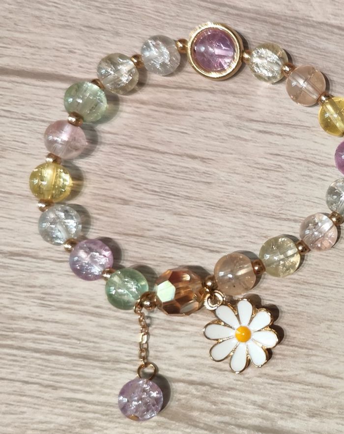 Bracelet élastique avec perles pastels et pendentif fleur blanche - photo numéro 3