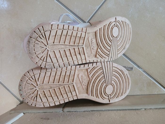Chaussures Jordan 4 roses - photo numéro 5