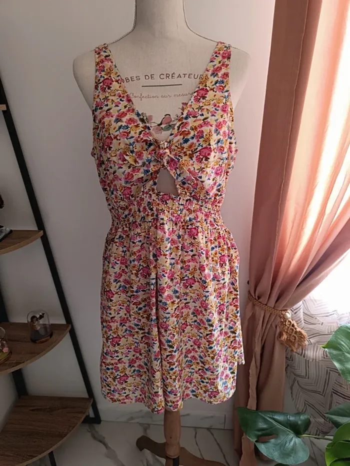🎀 magnifique robe blanche motif fleur multicolore très bon état taille 42 🎀