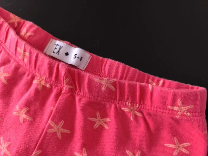 Short corail à étoiles de mer jaunes – Tex – Taille 5-6 ans 🌟 - photo numéro 2
