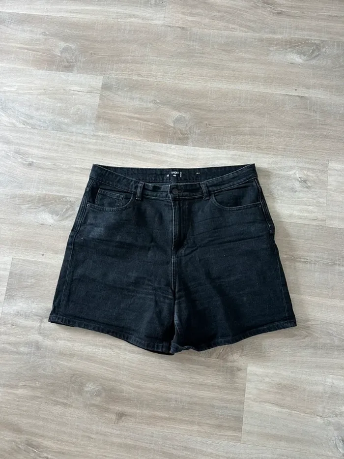 Short noir
