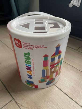 Seau de cubes de construction en bois formes