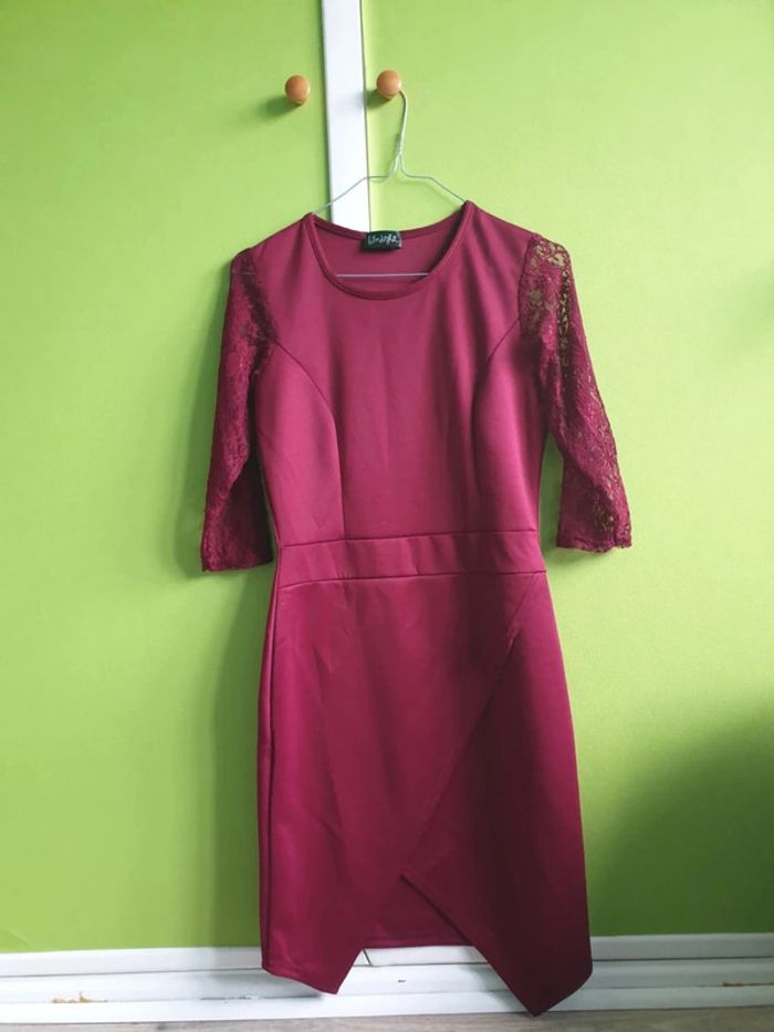 Jolie robe en dentelle bordeaux