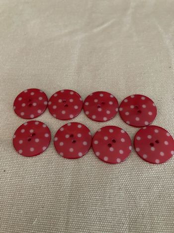boutons à pois rouge