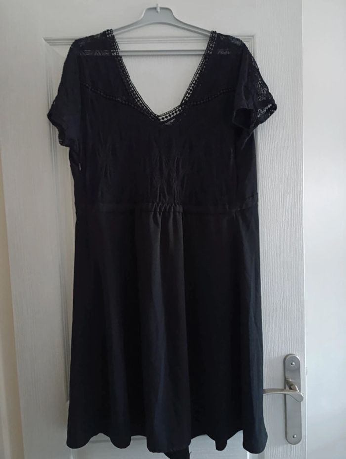 Petite robe noire Kiabi Taille 46 - photo numéro 2