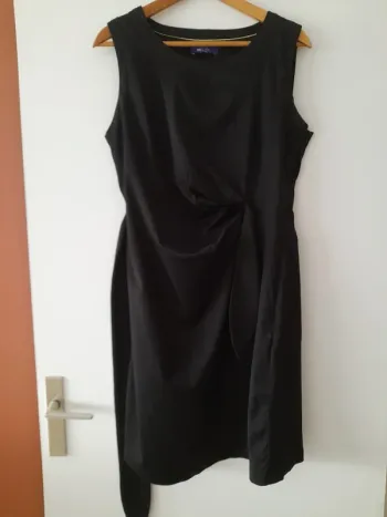 Robe noire manches courtes drapée devant