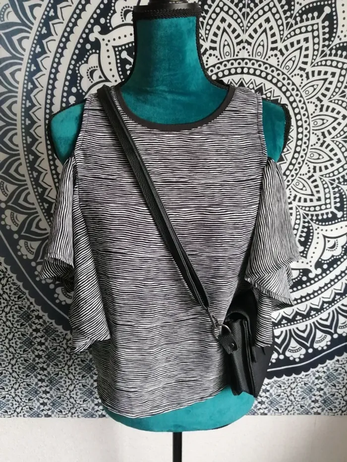 Top rayé noir et blanc à volants et épaules dénudées / jennyfer / (M)