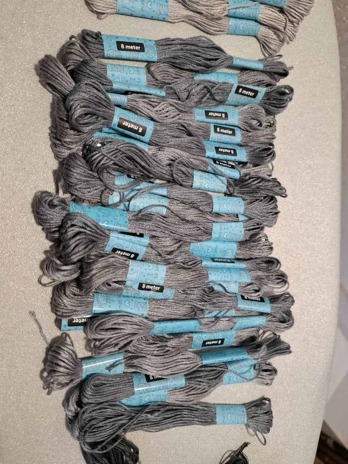 Joli lot de 50 échevettes différents tons de gris/blanc coton 8 m neuf - photo numéro 4