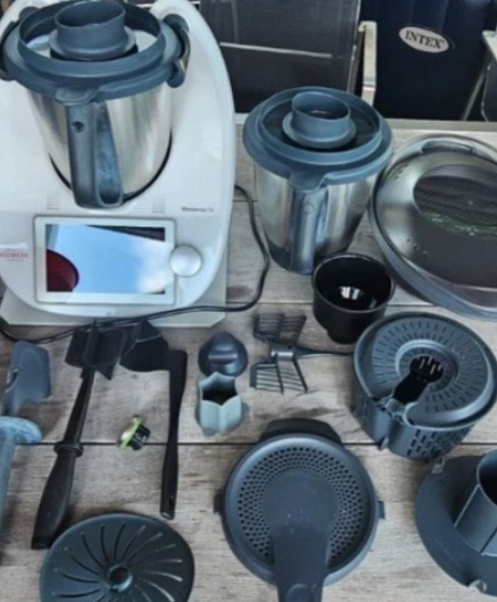 Thermomix TM6 blanc + accessoires le tout en parfait état aucun défaut quelconque