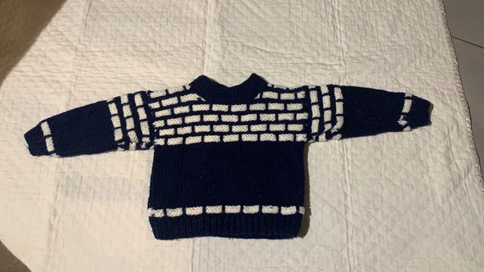 Pull bébé fait main - photo numéro 2