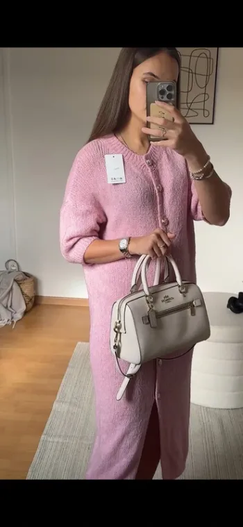 Robe rose mi-longue boutonnée tricotée