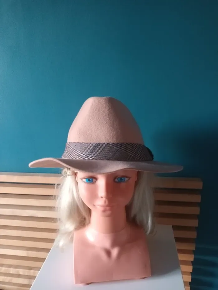 Chapeau chaud couleur camel