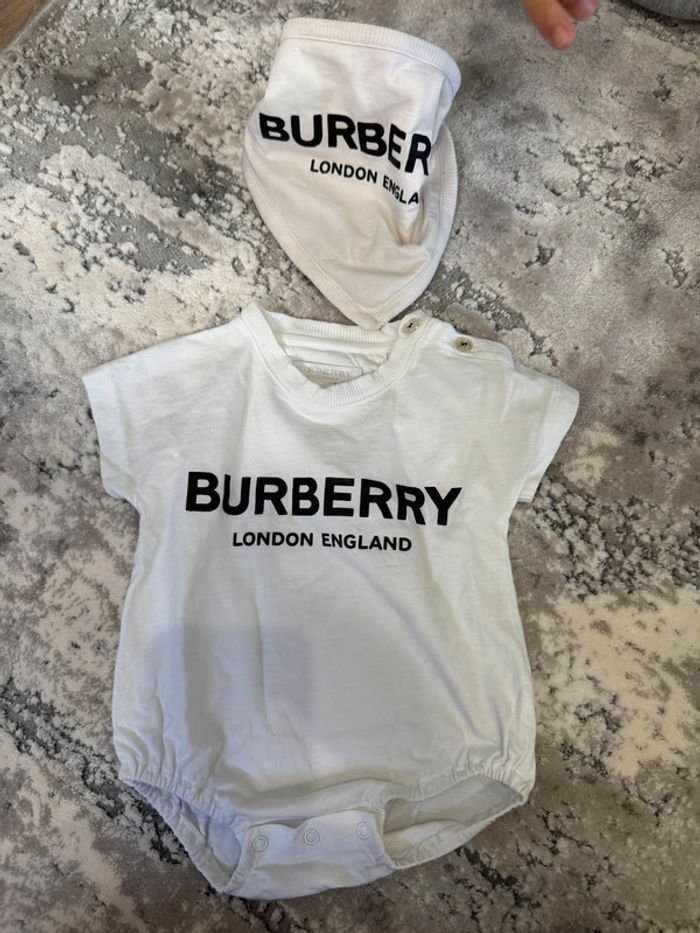 Body+bavoir Burberry 3mois - photo numéro 2