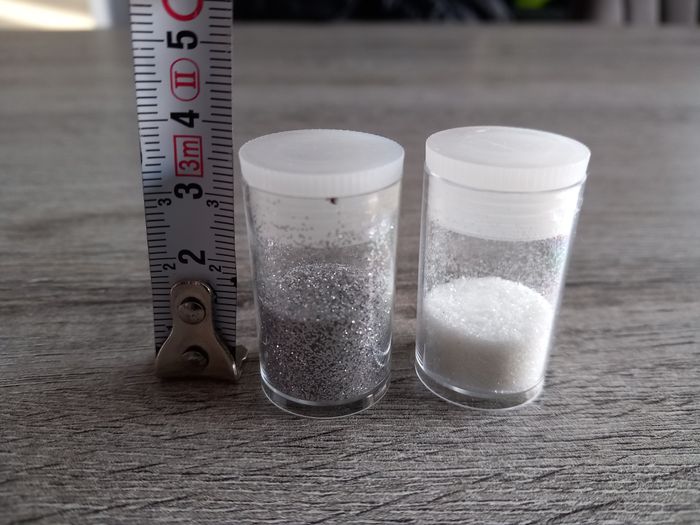 Petits pots de paillettes argentés, blanches et or avec colle - photo numéro 2