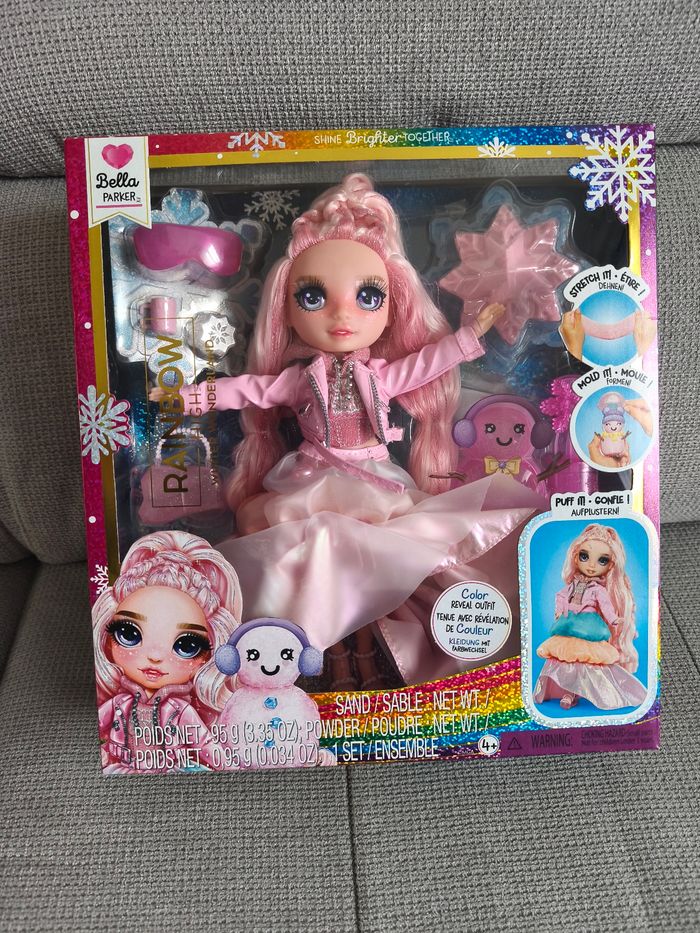 Poupée winter wonderland rainbow Bella neuve