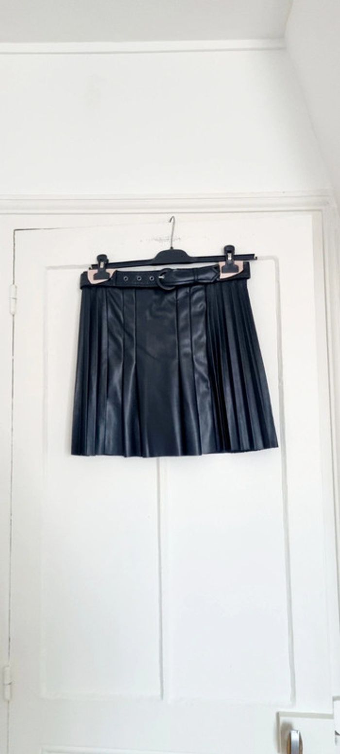 Jupe courte plissée similicuir noire naf naf 38 neuve