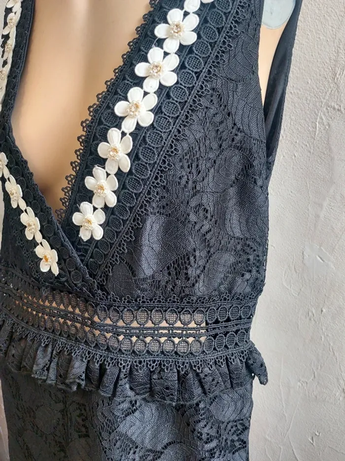 Robe en dentelle noire avec fleurs - photo numéro 3