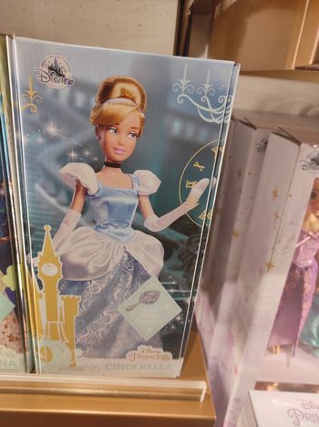 Poupée princesse disney Cendrillon brosse incluse Disneyland Paris 