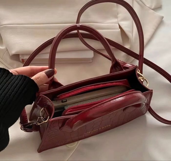 Petit sac bordeaux vernis - Longue bandoulière réglable
