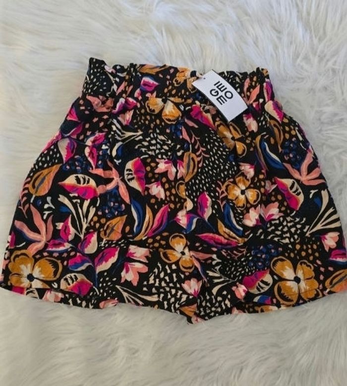 Neuf non porté  🏷😍🥰🩷superbe  short fluide 12 ans fille 🥰😍🩷