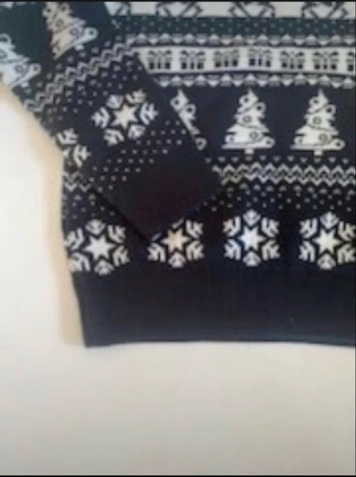 Pulls TRES BON ÉTAT pour garçon taille 7/8 ans couleurs noir et blanc thème de Noël 🦌 - photo numéro 3