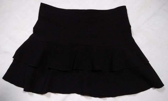 Mini-jupe noire avec volant - photo numéro 2