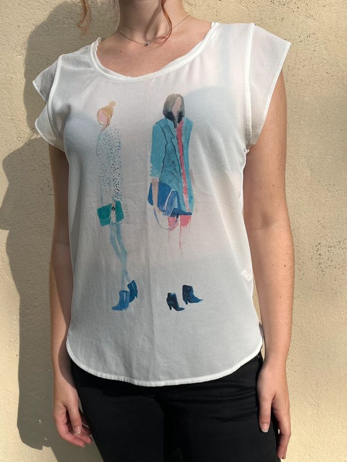T-shirt fluide et cintré blanc asymétrique avec motif 2 femmes - photo numéro 6