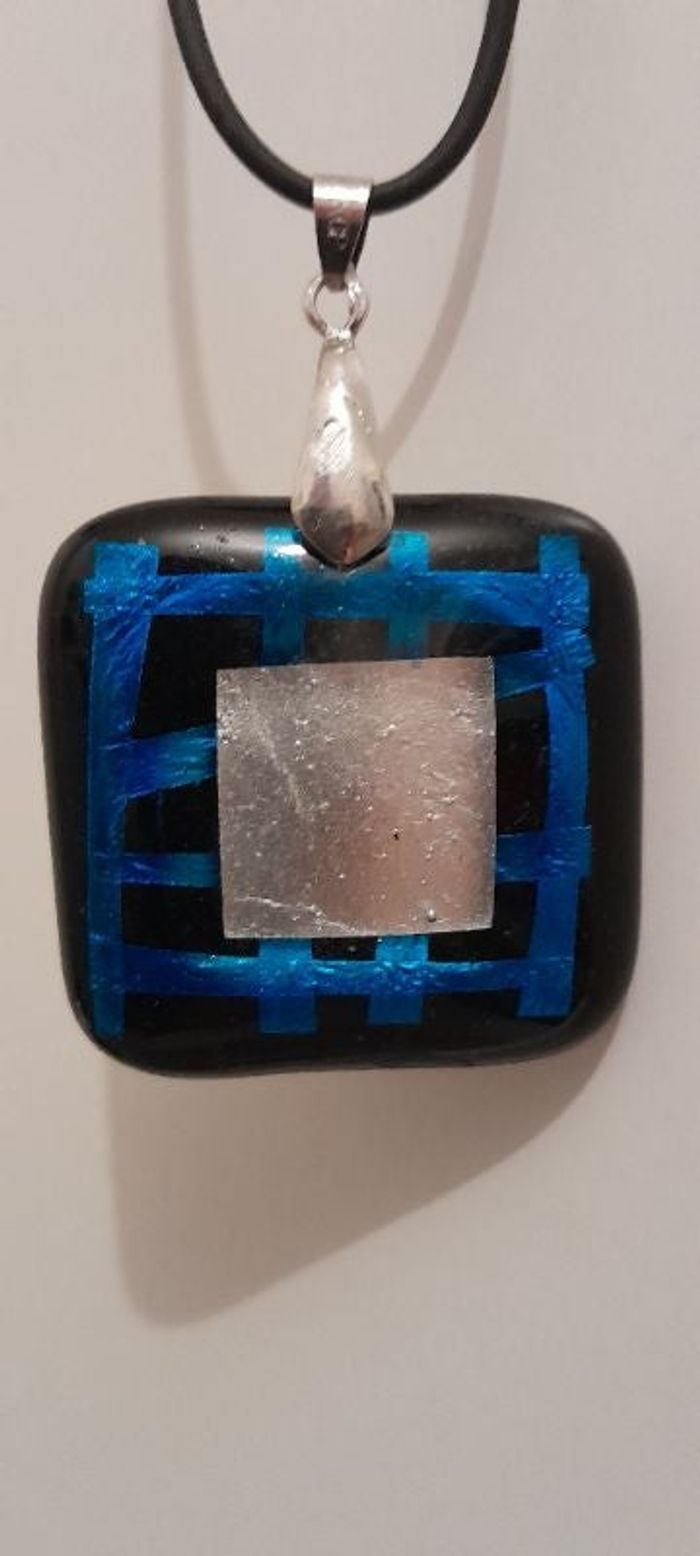 Collier pendentif pâte de verre