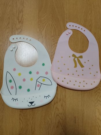 Bavoirs plastiques réglables