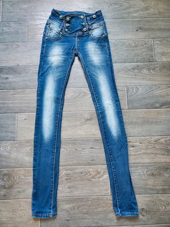 Jeans slim taille 14/16 ans très bon état