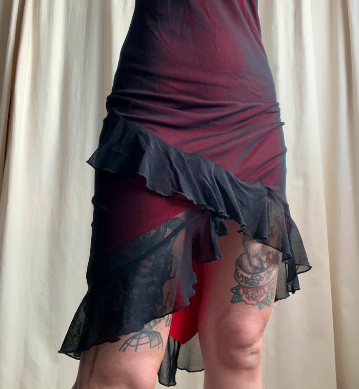 Robe asymétrique mesh volants burgundy Goth 90s vintage - Taille S - photo numéro 3
