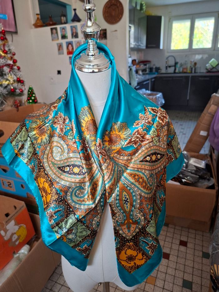 Foulard bleu turquoise motif femme neuf prix 1 euro 50 - photo numéro 3